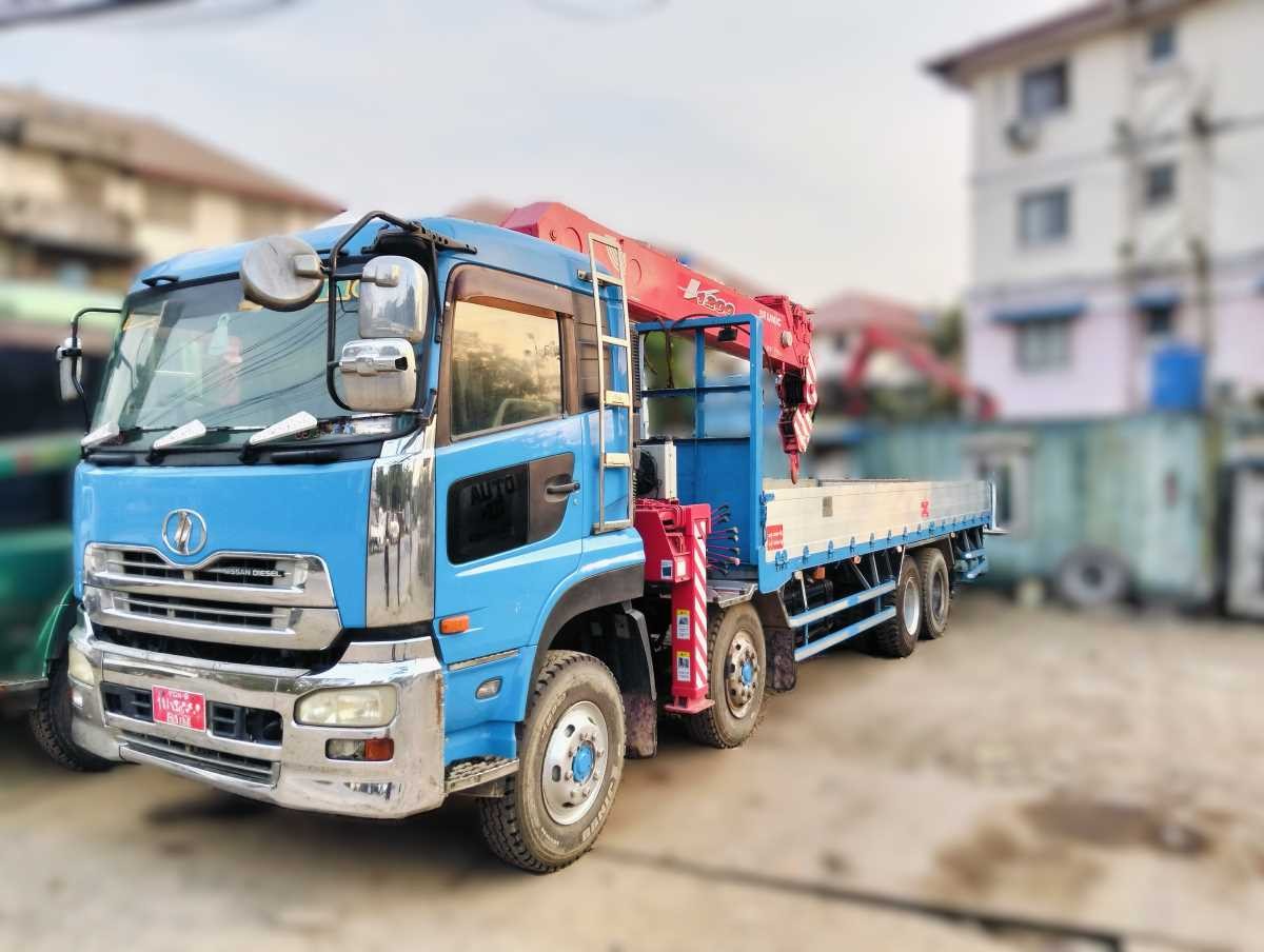 Nissan Diesel Cargo Truck Crane