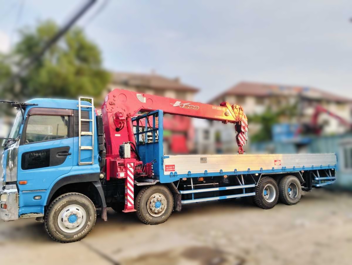 Nissan Diesel Cargo Truck Crane