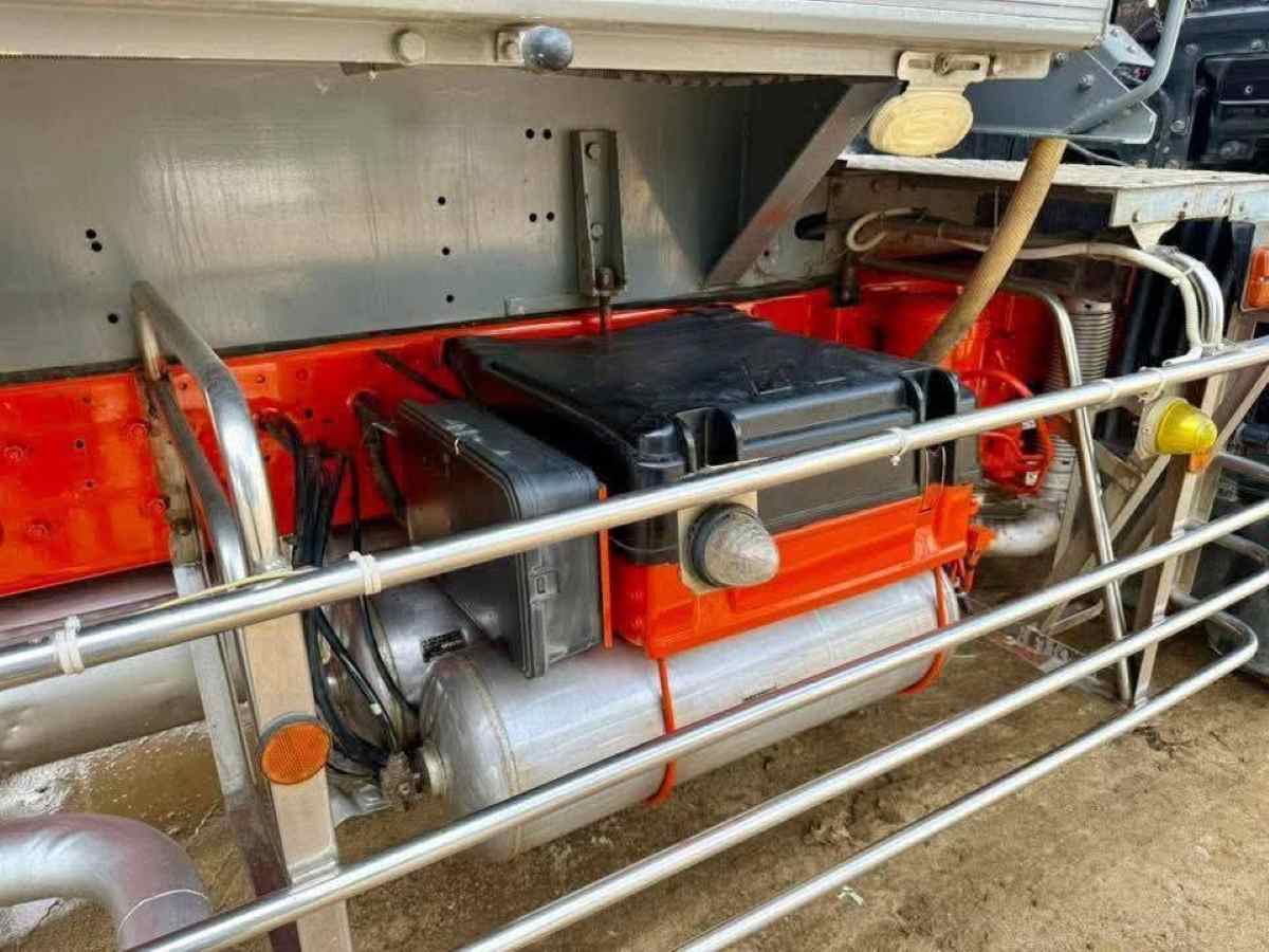 MITSUBISHI FUSO Fuel Bowser Truck (3200 Gallons)