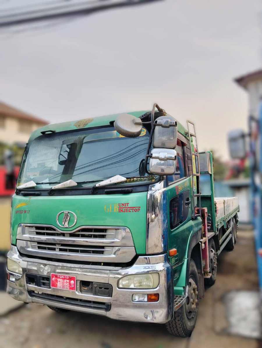 Nissan Diesel Cargo Truck Crane