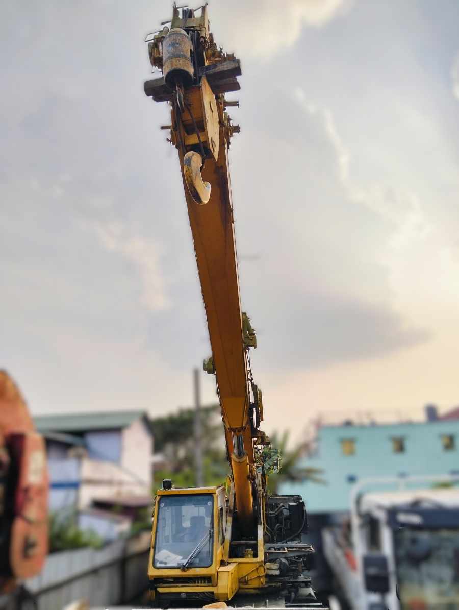 KATO Rough Terrain Crane KR-25H-V2