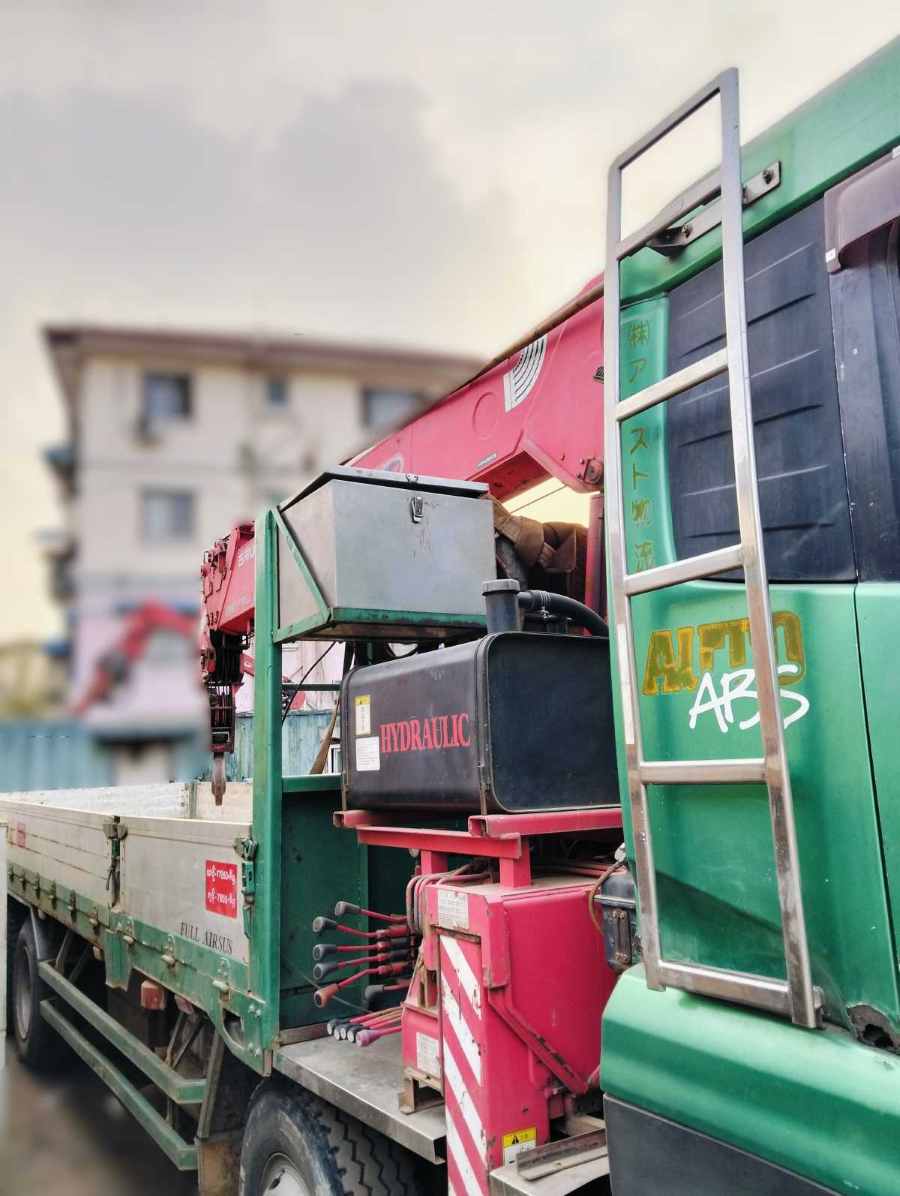 Nissan Diesel Cargo Truck Crane