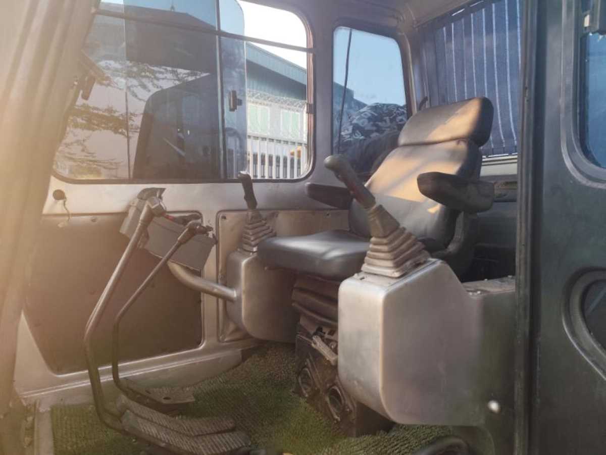 Hyundai Excavator R80-7